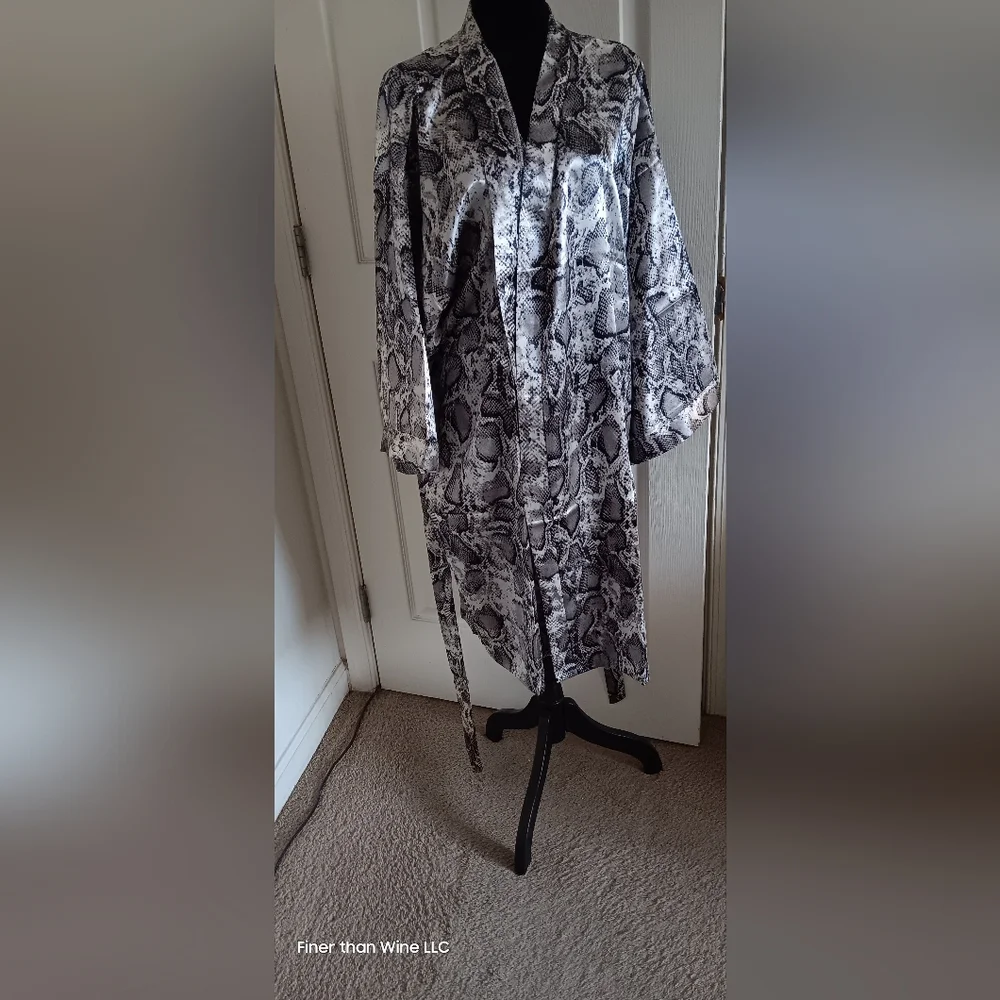 NWT Elegant Black and Gray Satin Snake print Women's Robe With Matching Belt - Picture 1 of 5